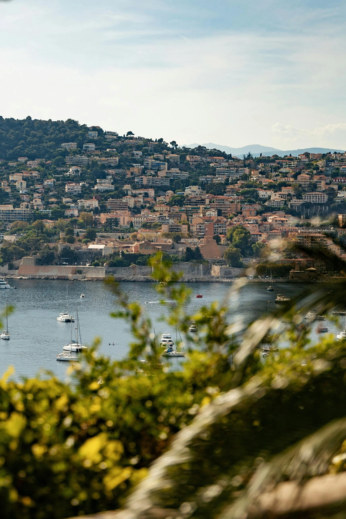 Panorama sur le golfe de Saint-Tropez depuis les hauteurs lors d'une balade sur le sentier des douaniers.