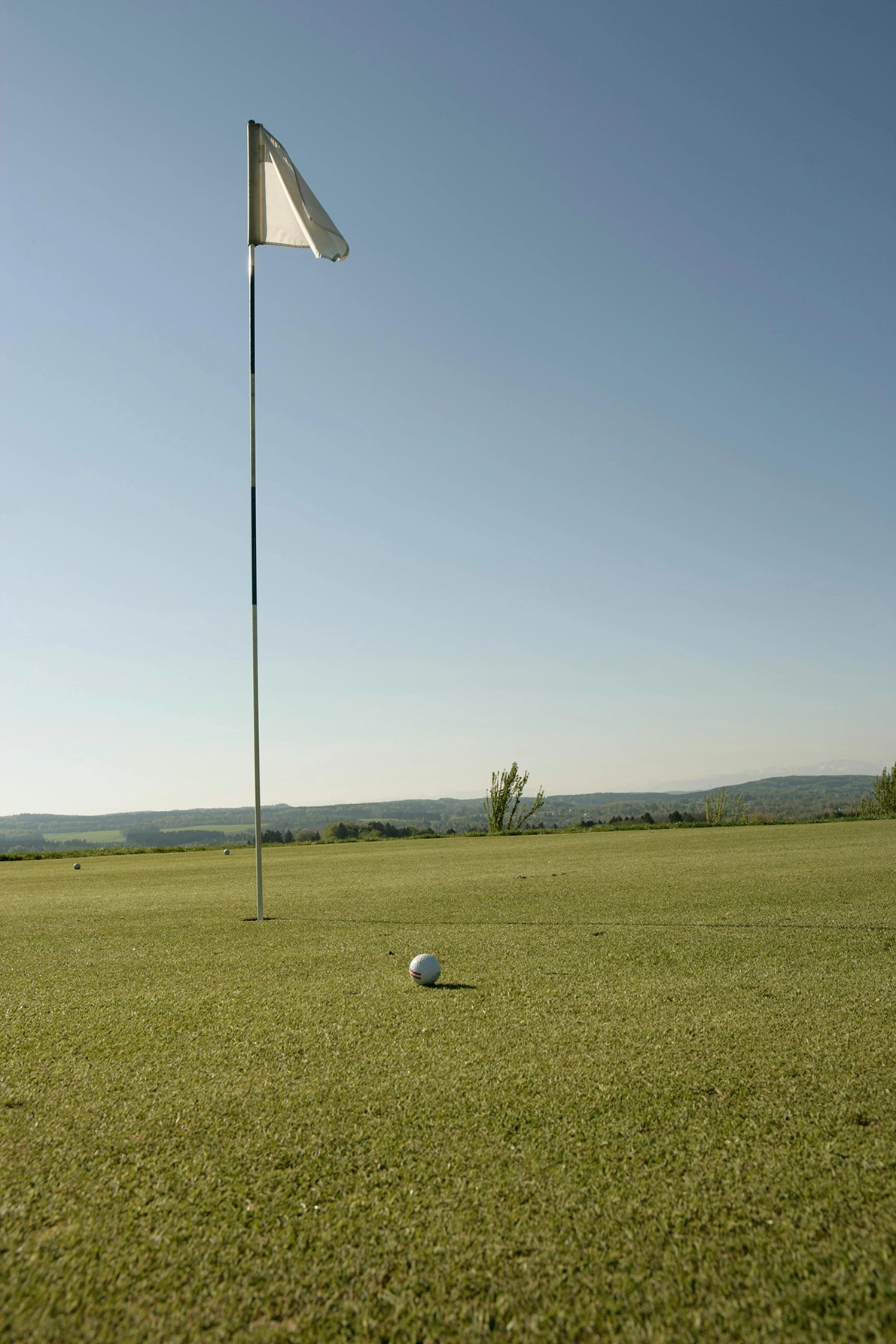 Parcours de golf de prestige avec vue sur le drapeau et le green à proximité de Saint-Tropez.