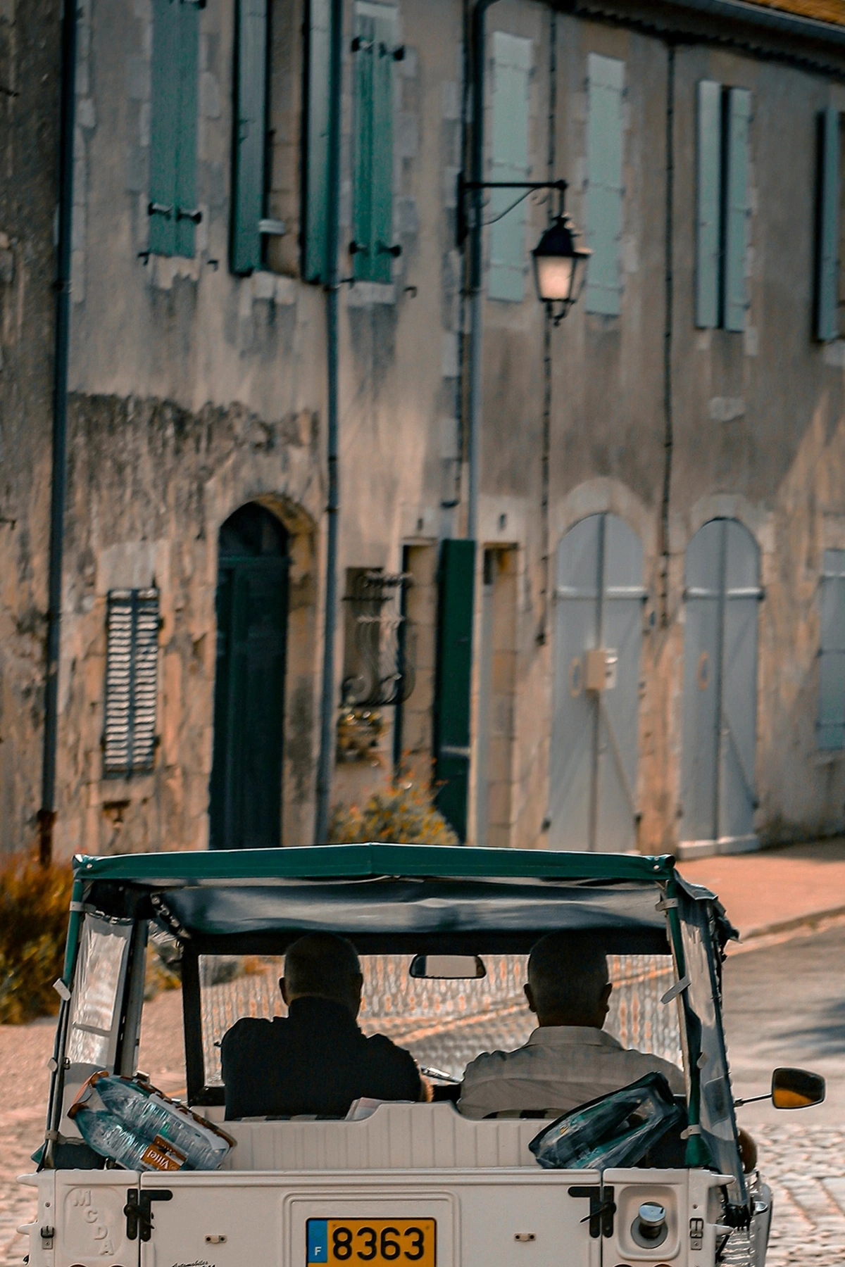 Location de voiture de collection Mini Moke pour découvrir le charme authentique de Saint-Tropez en Provence.