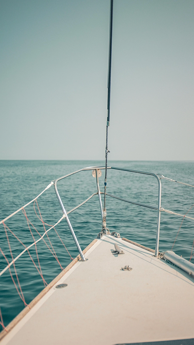 Vue depuis l'avant d'un voilier naviguant sur les eaux calmes de la Méditerranée au large de Saint-Tropez.