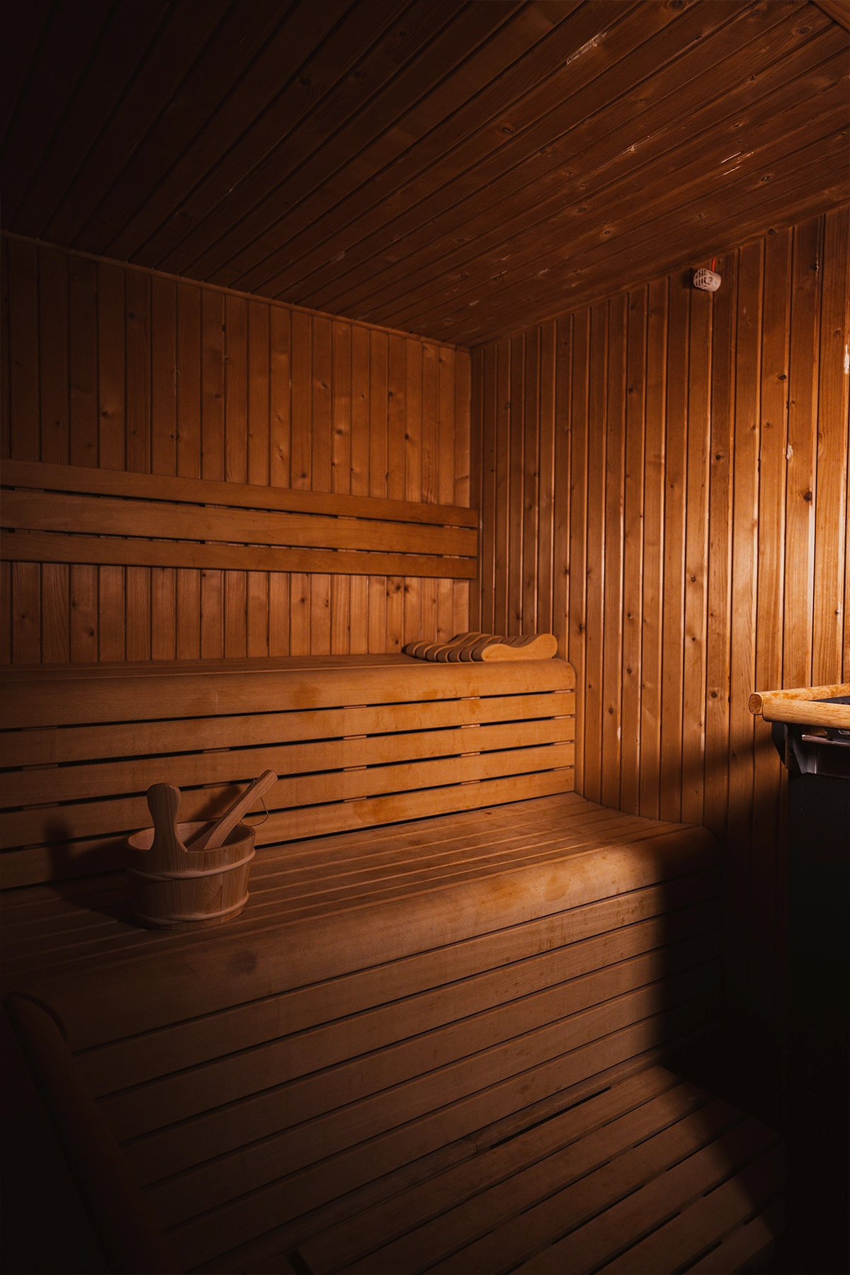 Espace bien-être avec sauna traditionnel en bois clair pour une séance de détente absolue à l'Hôtel Kube.