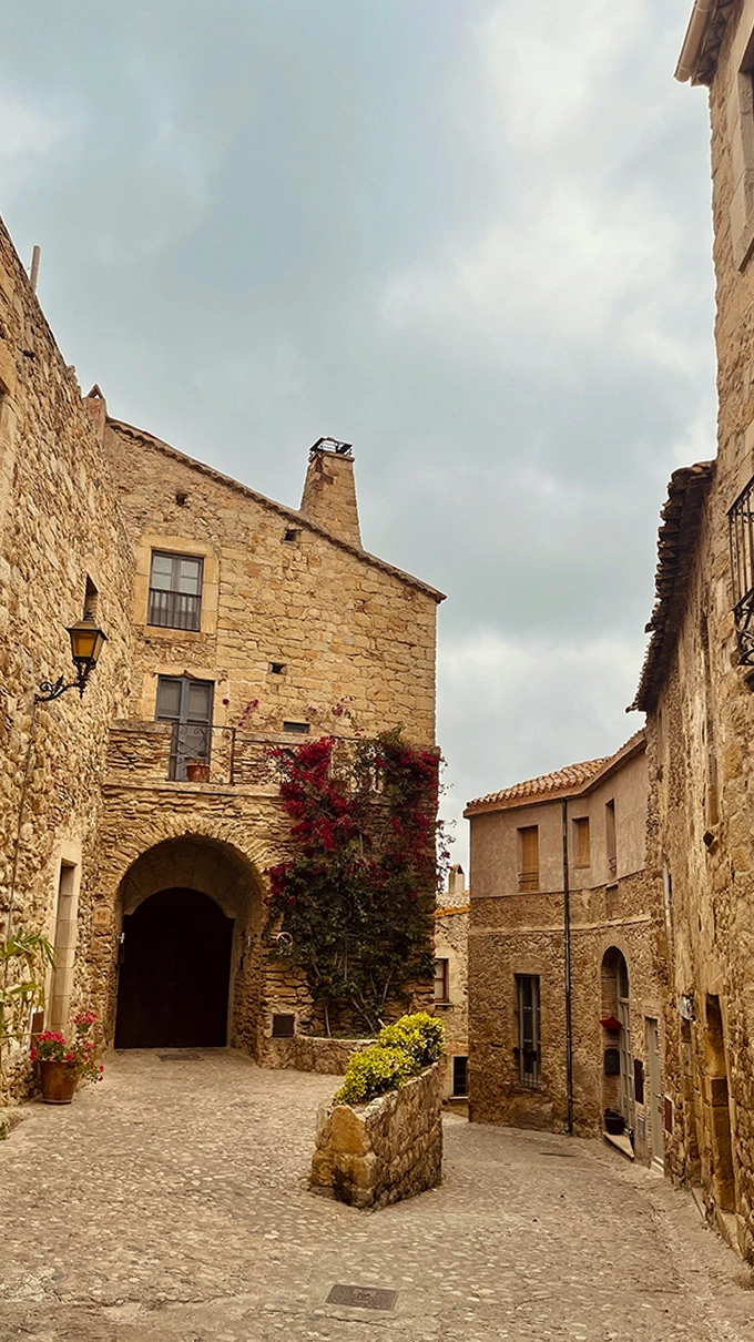 Ruelle médiévale pavée avec arches en pierre au cœur du village historique de Gassin en Provence.