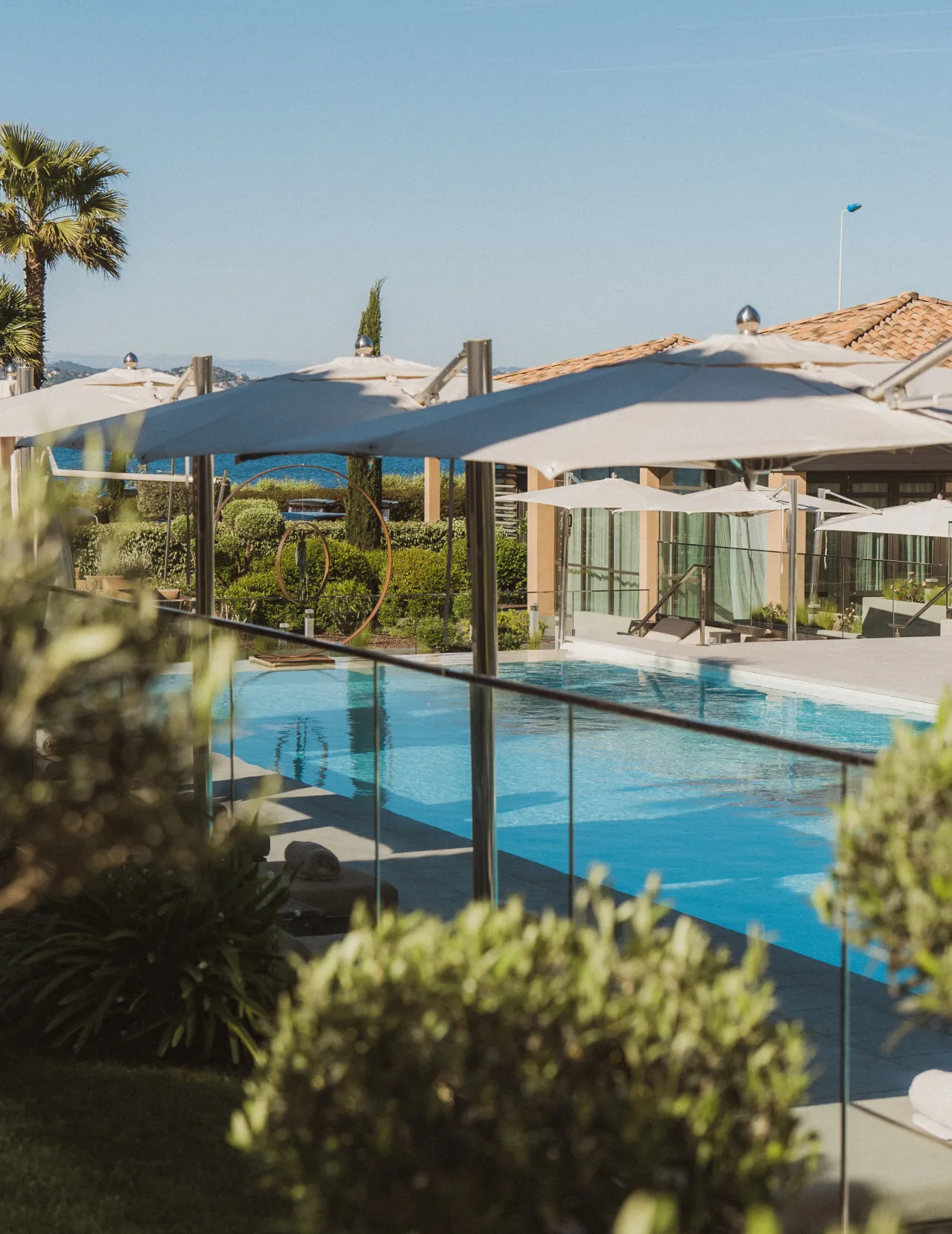 La piscine iconique de l'Hôtel Kube, resort 5 étoiles, offrant un cadre relaxant avec vue sur la mer Méditerranée.