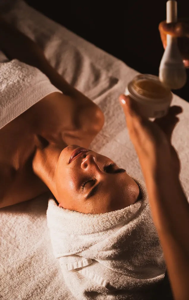 Massage relaxant et soins de luxe dans un spa à Saint-Tropez, expérience bien-être exclusive sur la Riviera.