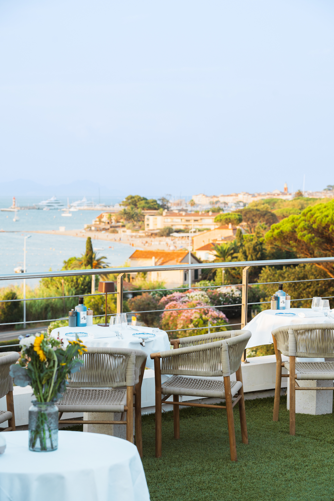 Vue panoramique sur le Golfe de Saint-Tropez depuis la terrasse du rooftop de l'Hôtel Kube.
