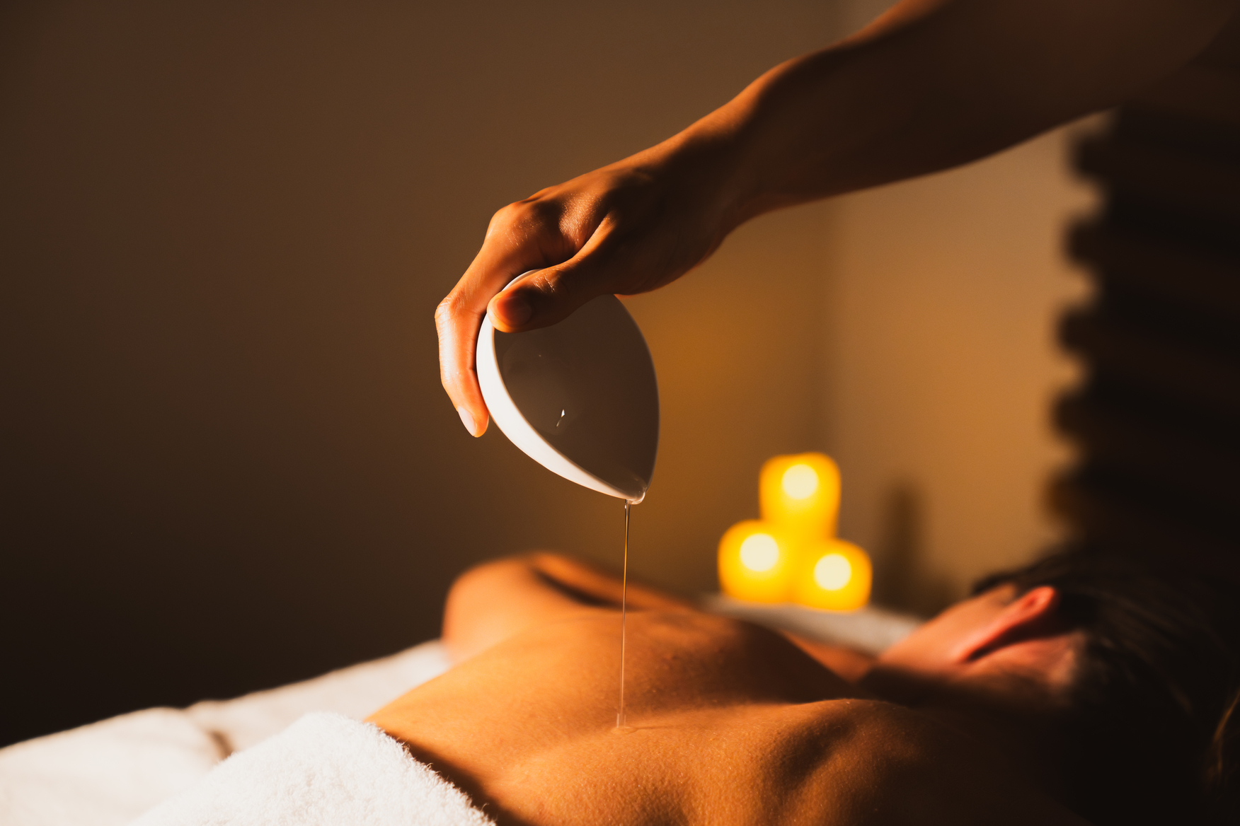 Soin signature au Spa MyBlend by Clarins de l'Hôtel Kube Saint-Tropez, massage relaxant aux huiles.