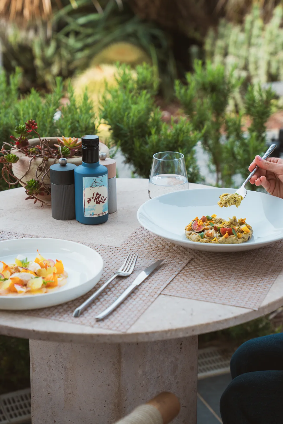 Déjeuner au restaurant de l'Hôtel Kube Saint-Tropez, cuisine méditerranéenne dans un jardin exotique.