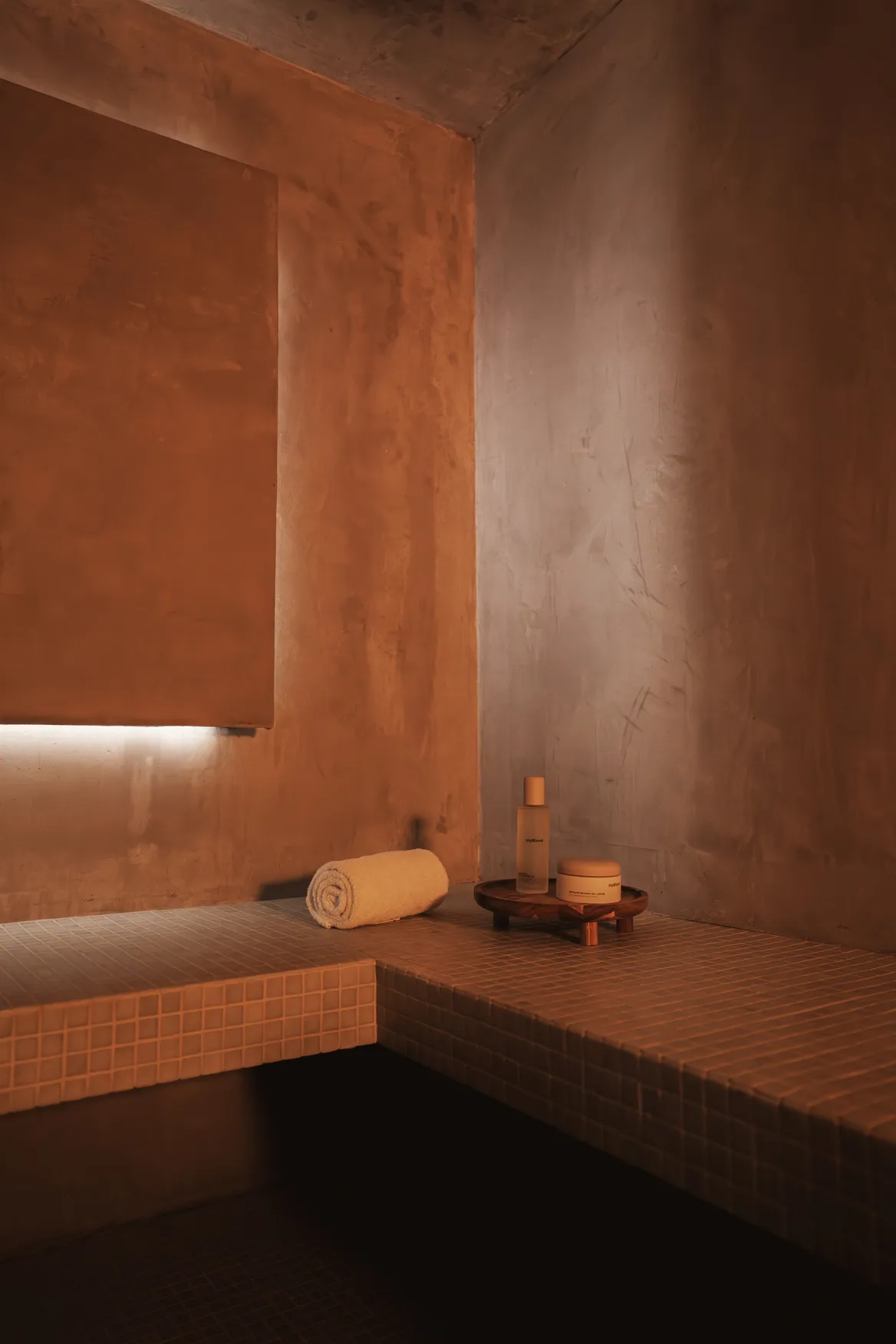 Espace hammam minéral au Spa MyBlend de l'Hôtel Kube Saint-Tropez, design épuré en béton ciré et ambiance tamisée.