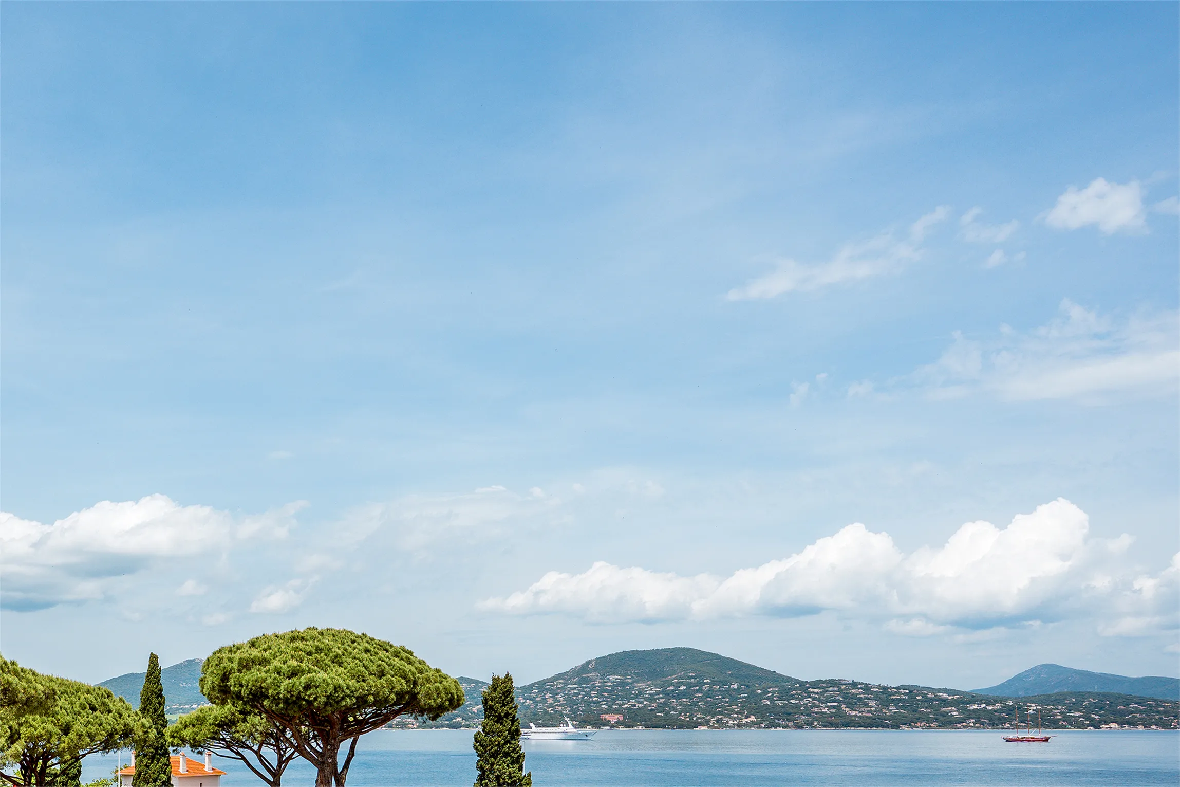 Vue panoramique depuis le rooftop du Kube Hotel sur la mer et la nature de Saint-Tropez sous un ciel bleu