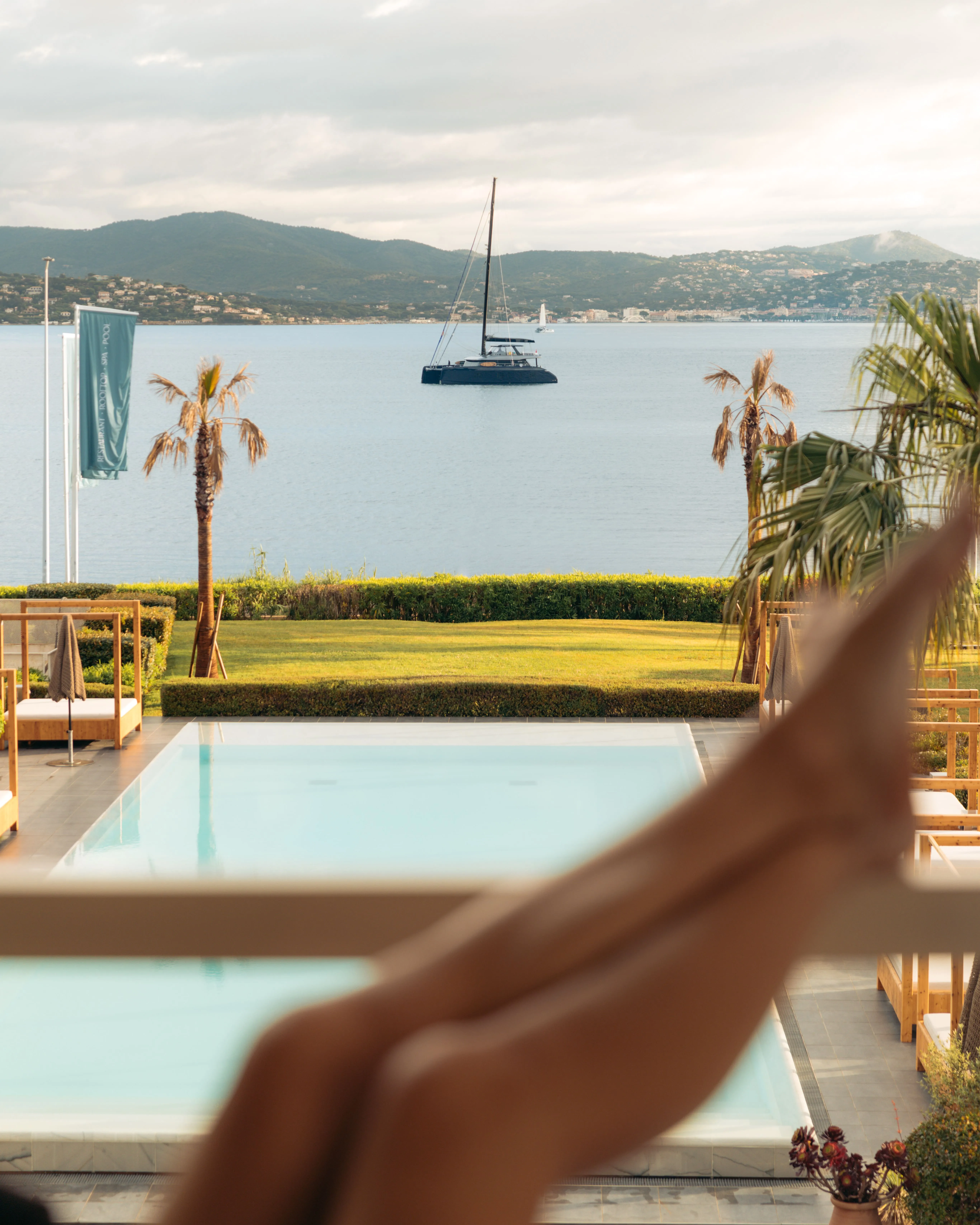 Vue sur la Mer Méditerranée et les yachts depuis la fenêtre d'une Chambre Junior Natural Sea, Kube Hotel Saint Tropez, expérience inoubliable.