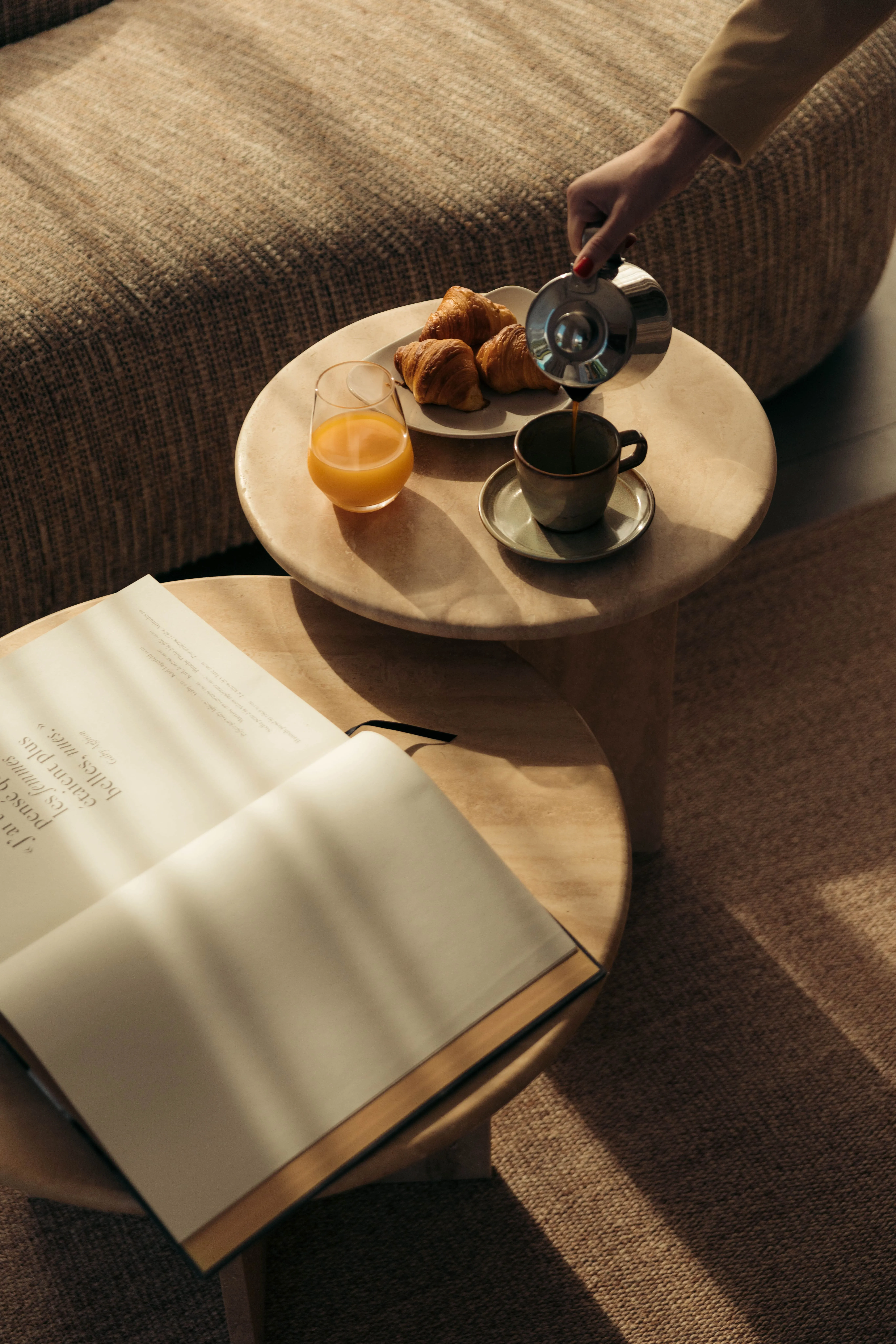 plan)	Gros plan sur un petit-déjeuner continental servi en chambre, Chambre Junior Natural Sea, Kube Hotel Saint Tropez, service de luxe en bord de mer.