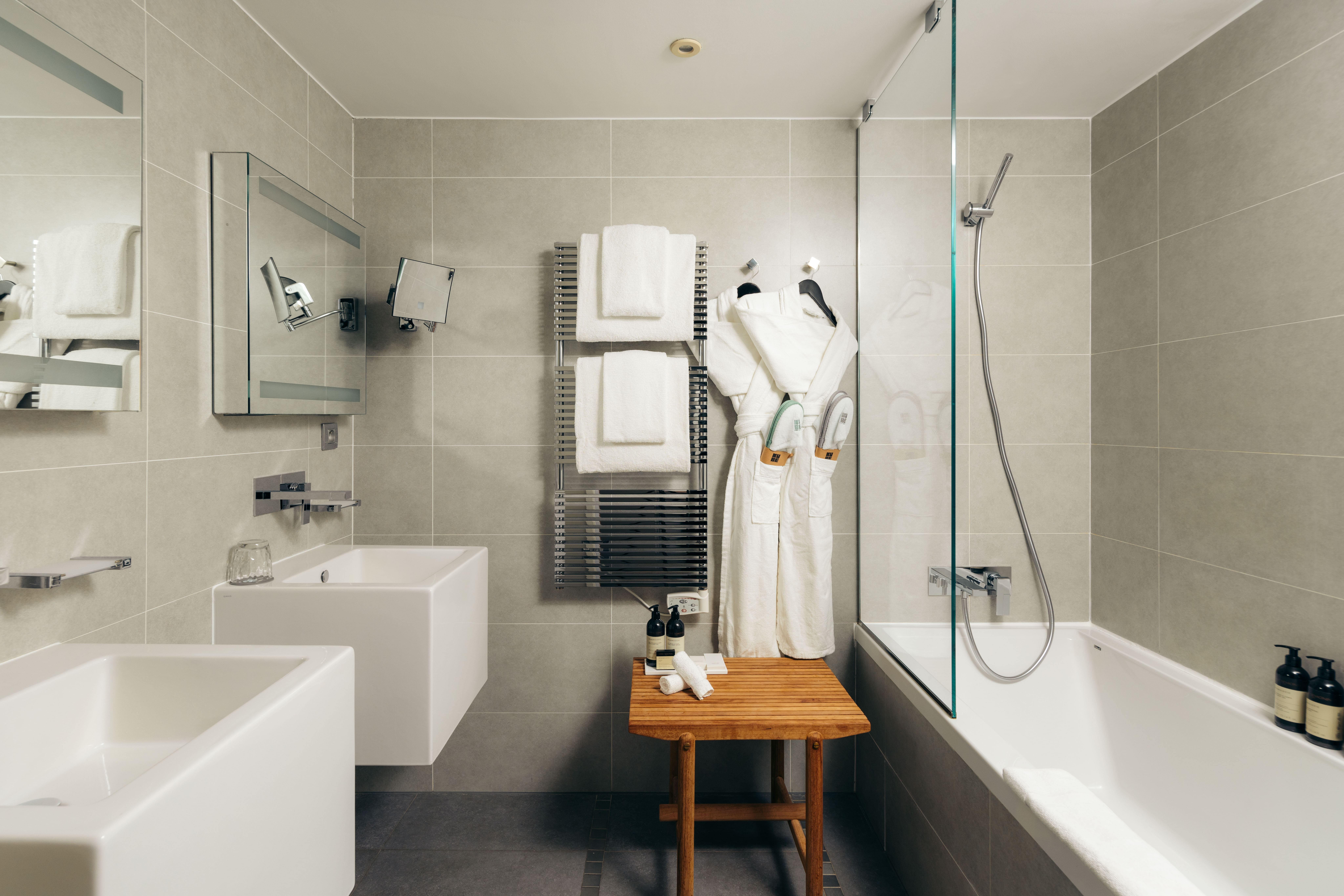 Salle de bain complète avec baignoire et douche séparée, peignoirs douillets et produits de soin, Chambre Junior Natural Sea, Kube Hotel Saint Tropez.