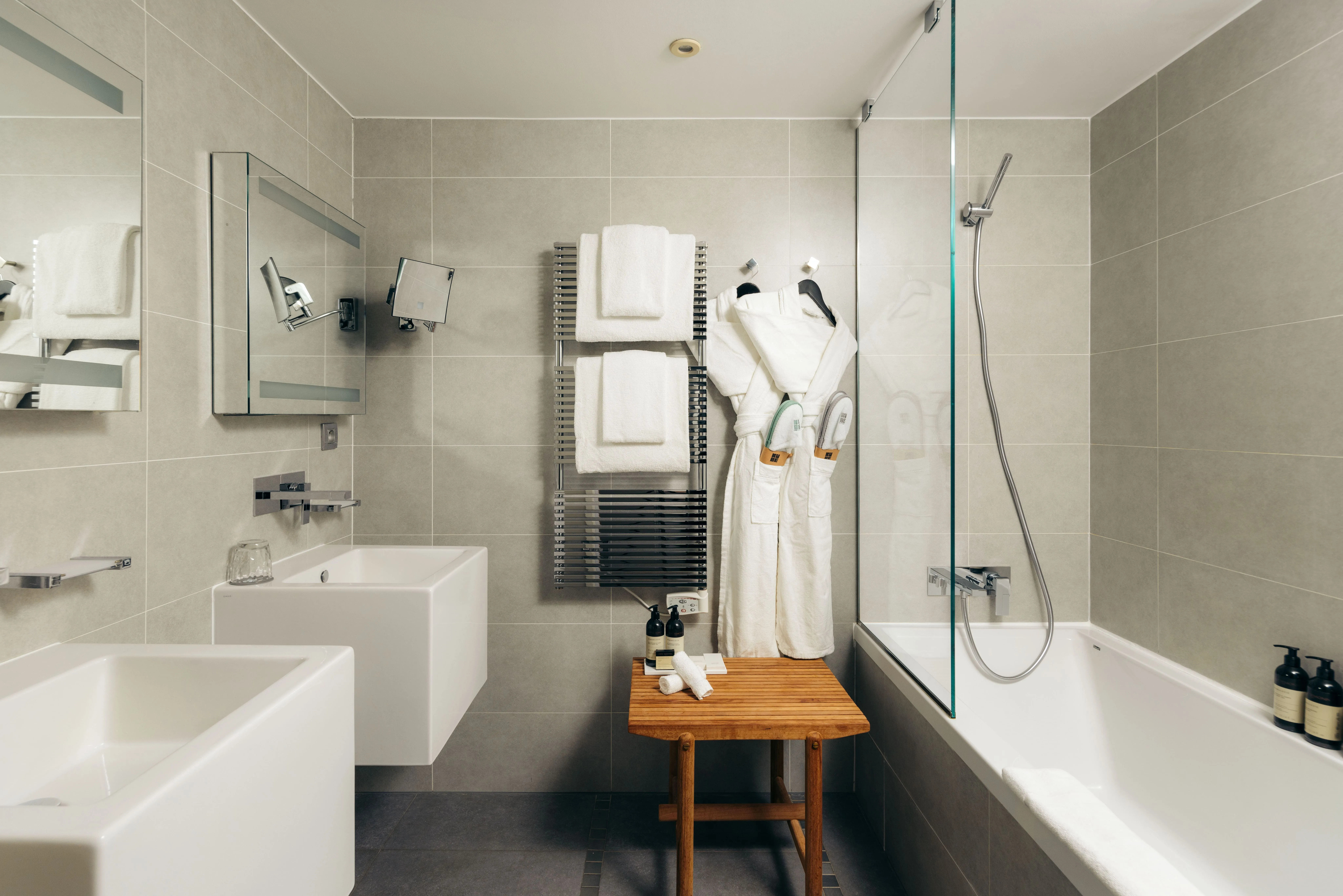 Salle de bain complète avec baignoire et douche séparée, peignoirs douillets et produits de soin, Chambre Junior Natural Sea, Kube Hotel Saint Tropez.