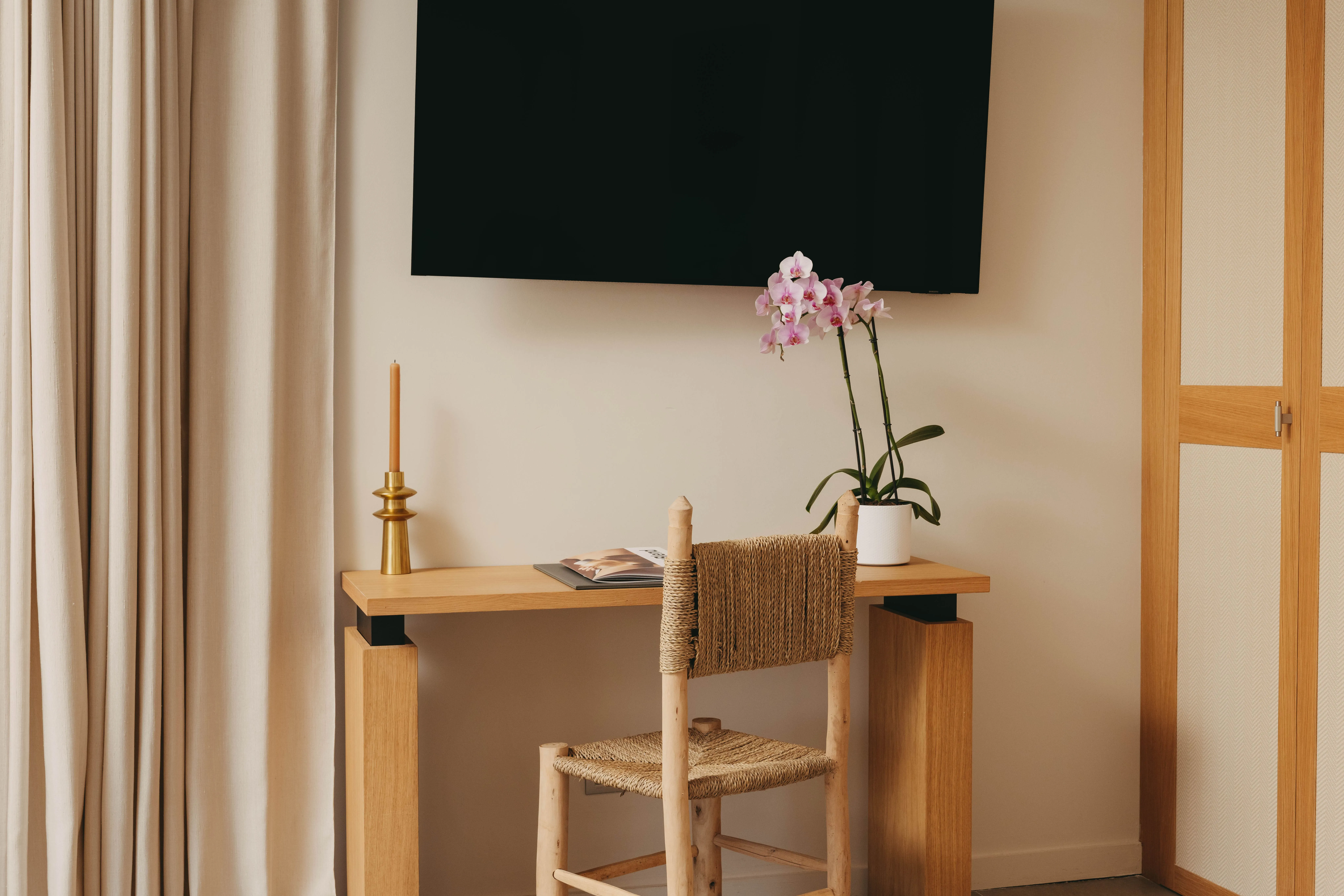 Espace de travail fonctionnel avec bureau et chaise, Chambre Junior Natural Sea, Kube Hotel Saint Tropez, idéal pour le travail et la détente.
