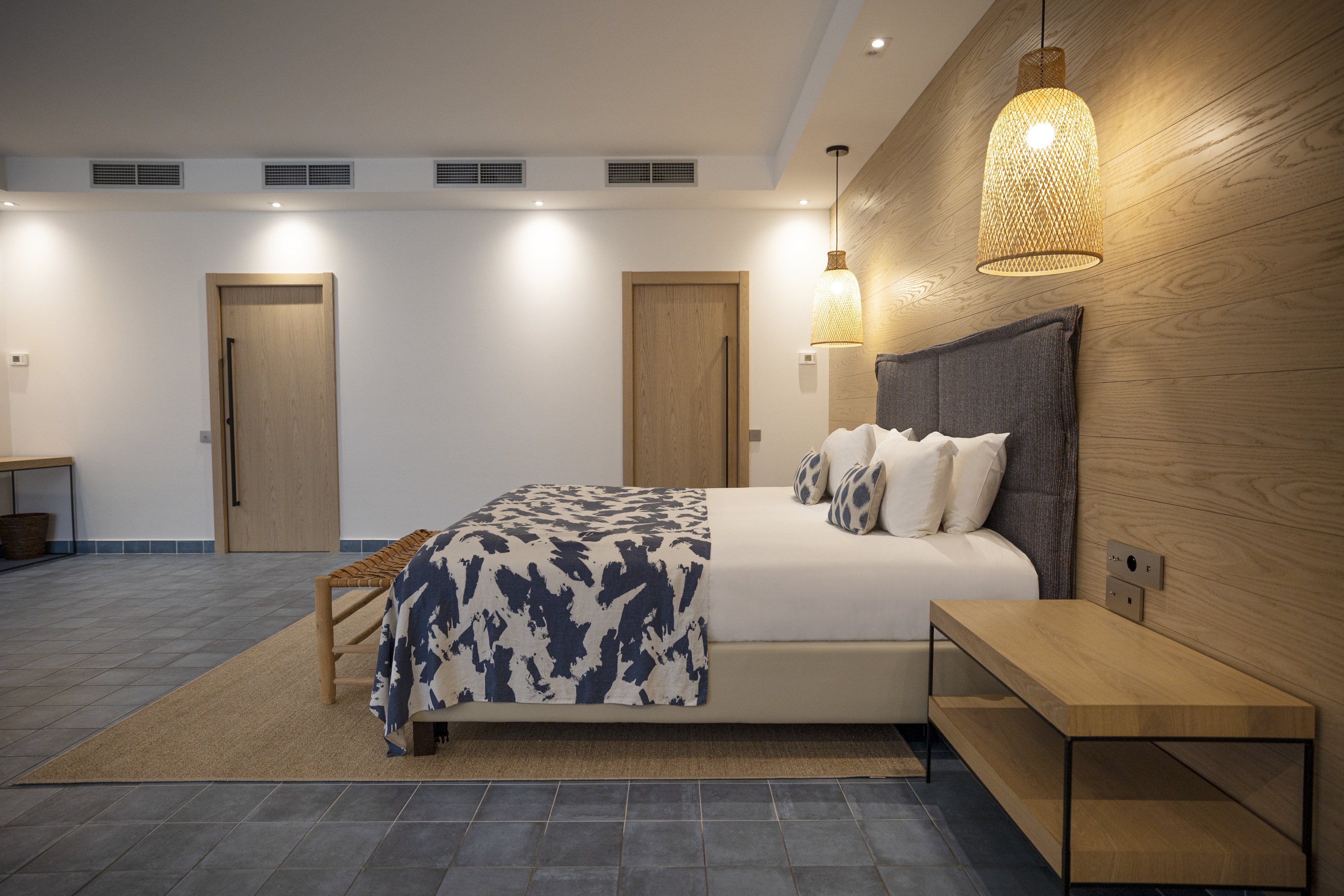ue d'ensemble spacieuse de la chambre Junior Ibiza avec parquet au sol et mobilier contemporain