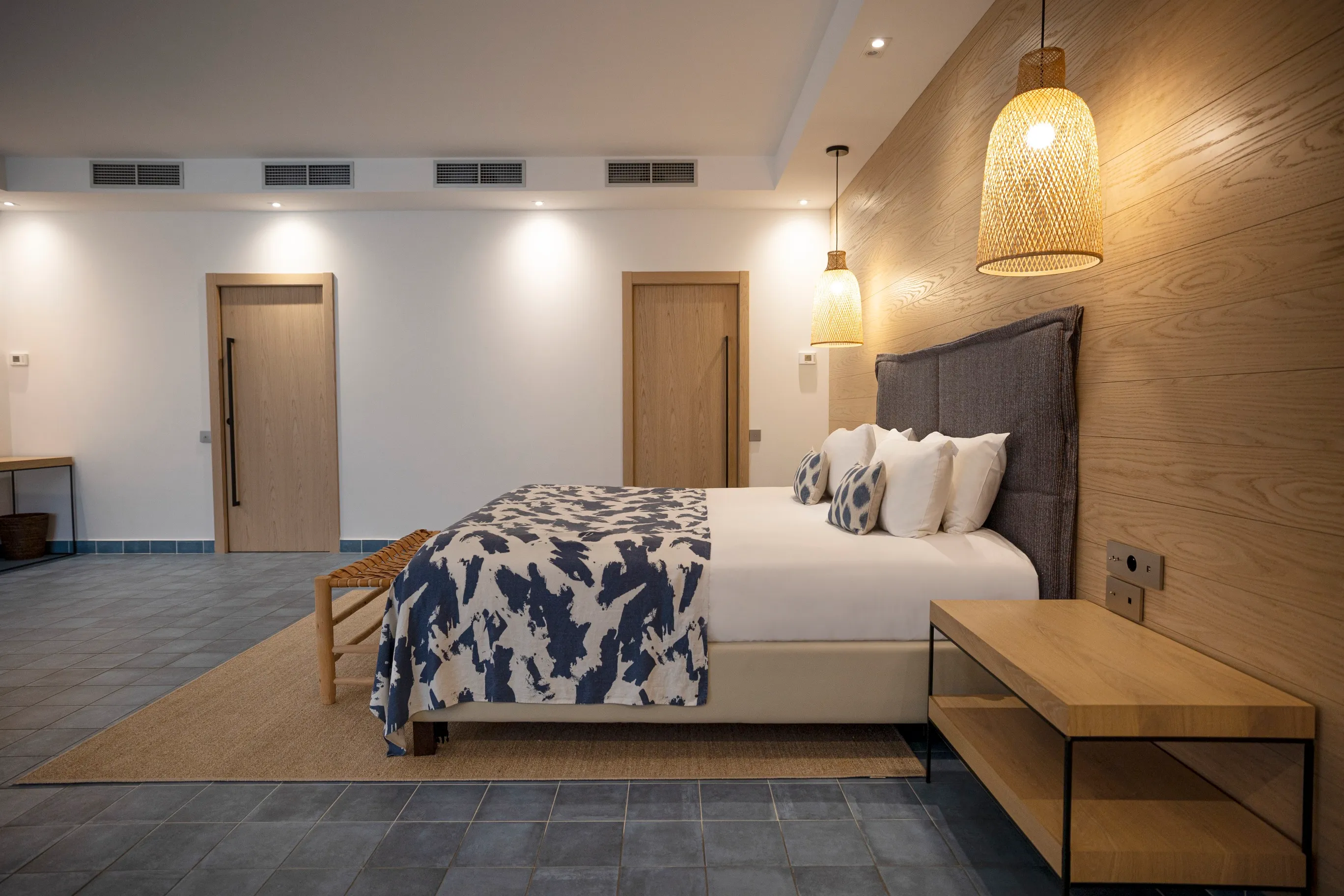 ue d'ensemble spacieuse de la chambre Junior Ibiza avec parquet au sol et mobilier contemporain