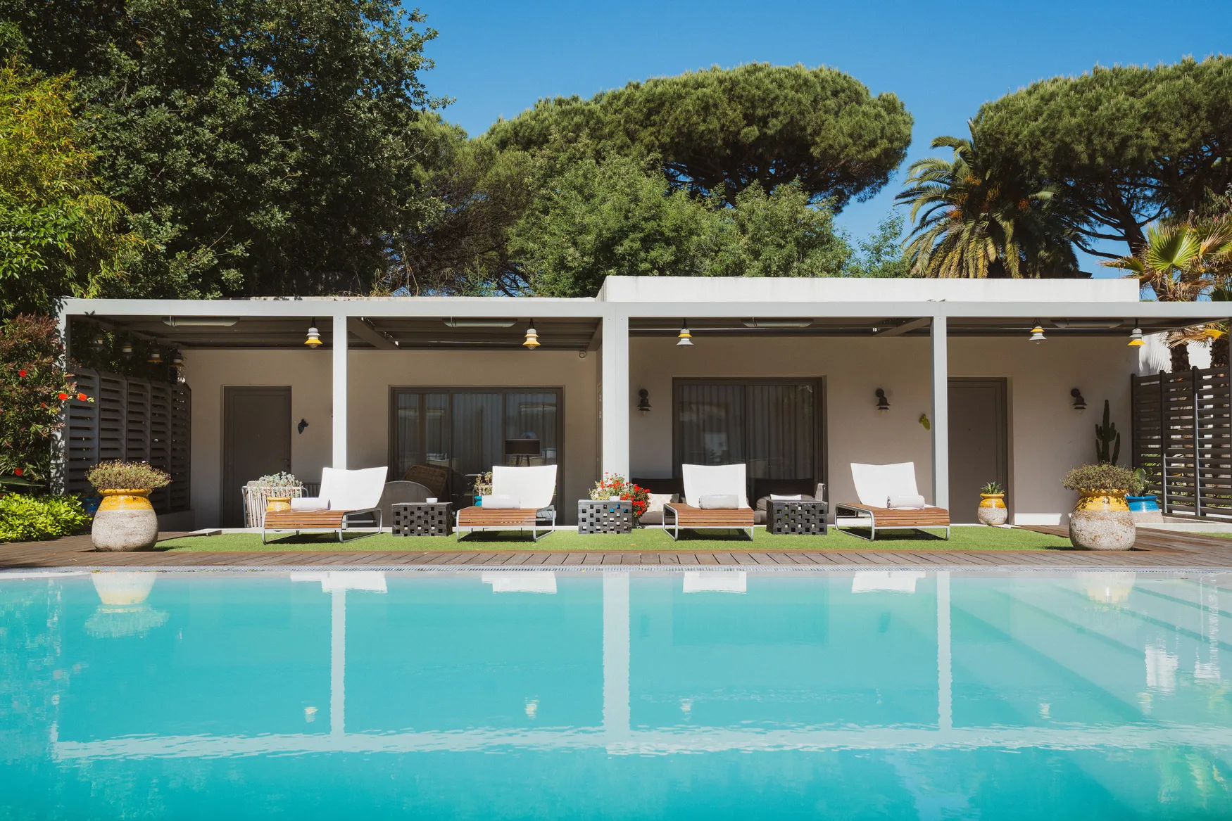 Façade moderne de l'hôtel avec accès direct à la grande piscine depuis la terrasse Junior Ibiza.