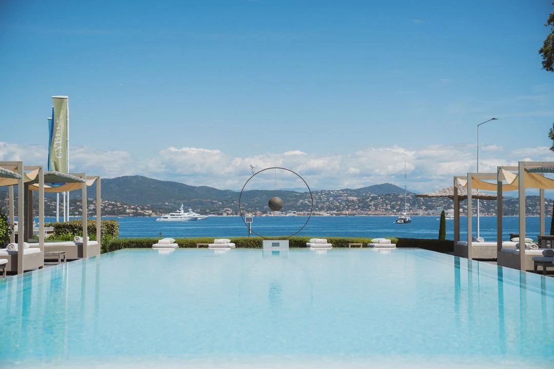 Pool of the Kube Saint-Tropez facing the bay, on the Gassin hill