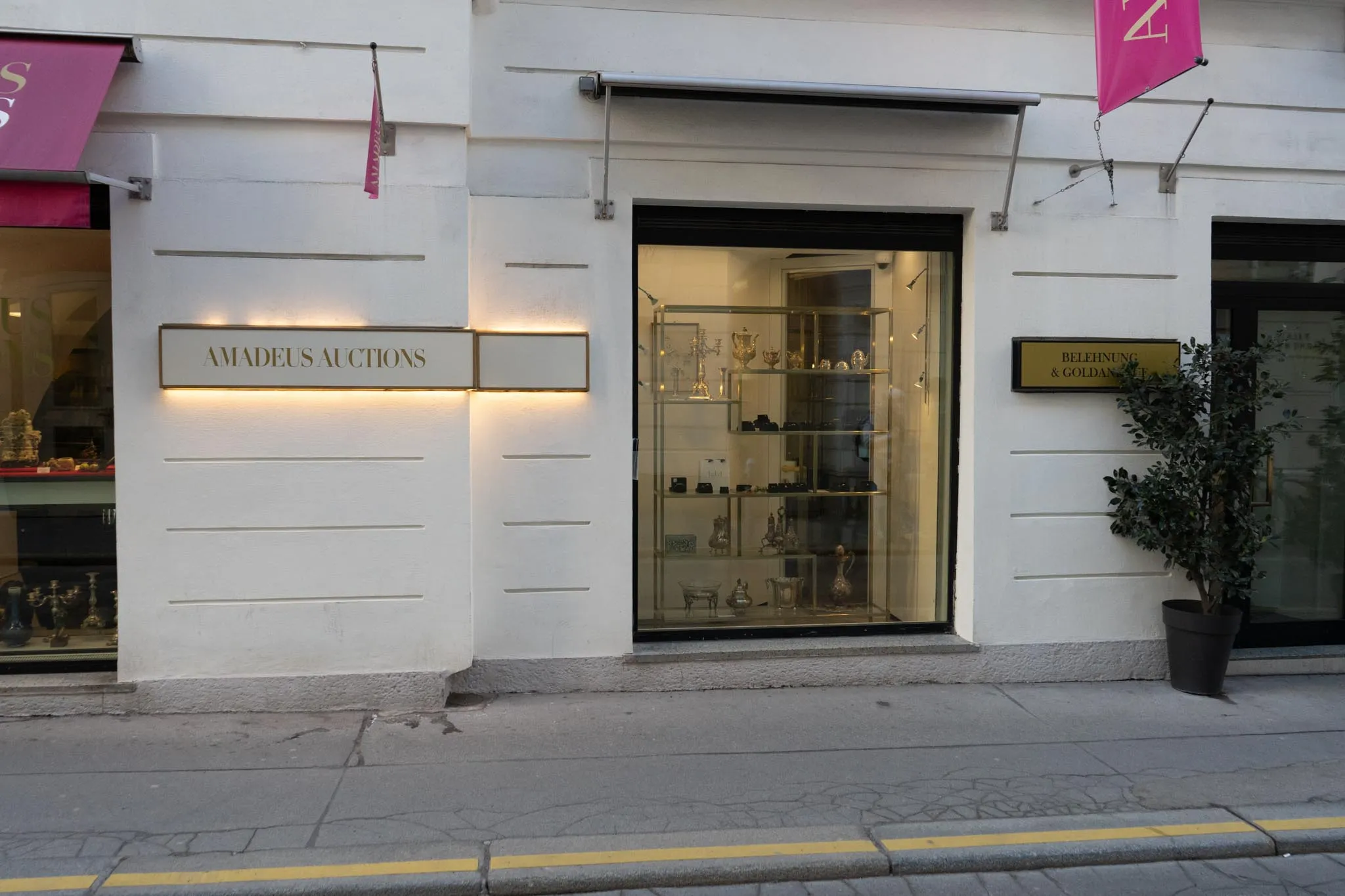 Uhrmacher Werkstatt mit Präzisionswerkzeug für Uhren Reparatur in Wien