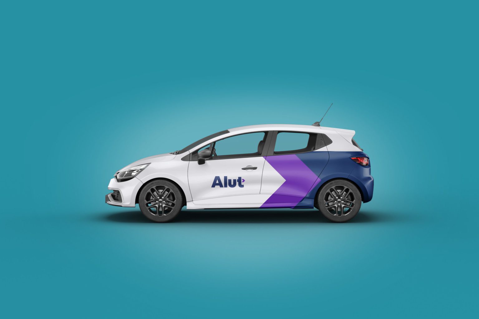 Hvit og blå bil med Alut-logo og lilla pil på siden, vist fra siden mot turkis bakgrunn.