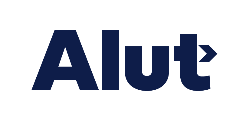 Alut-logo med mørk blå tekst og en pil som peker til høyre ved bokstaven t.