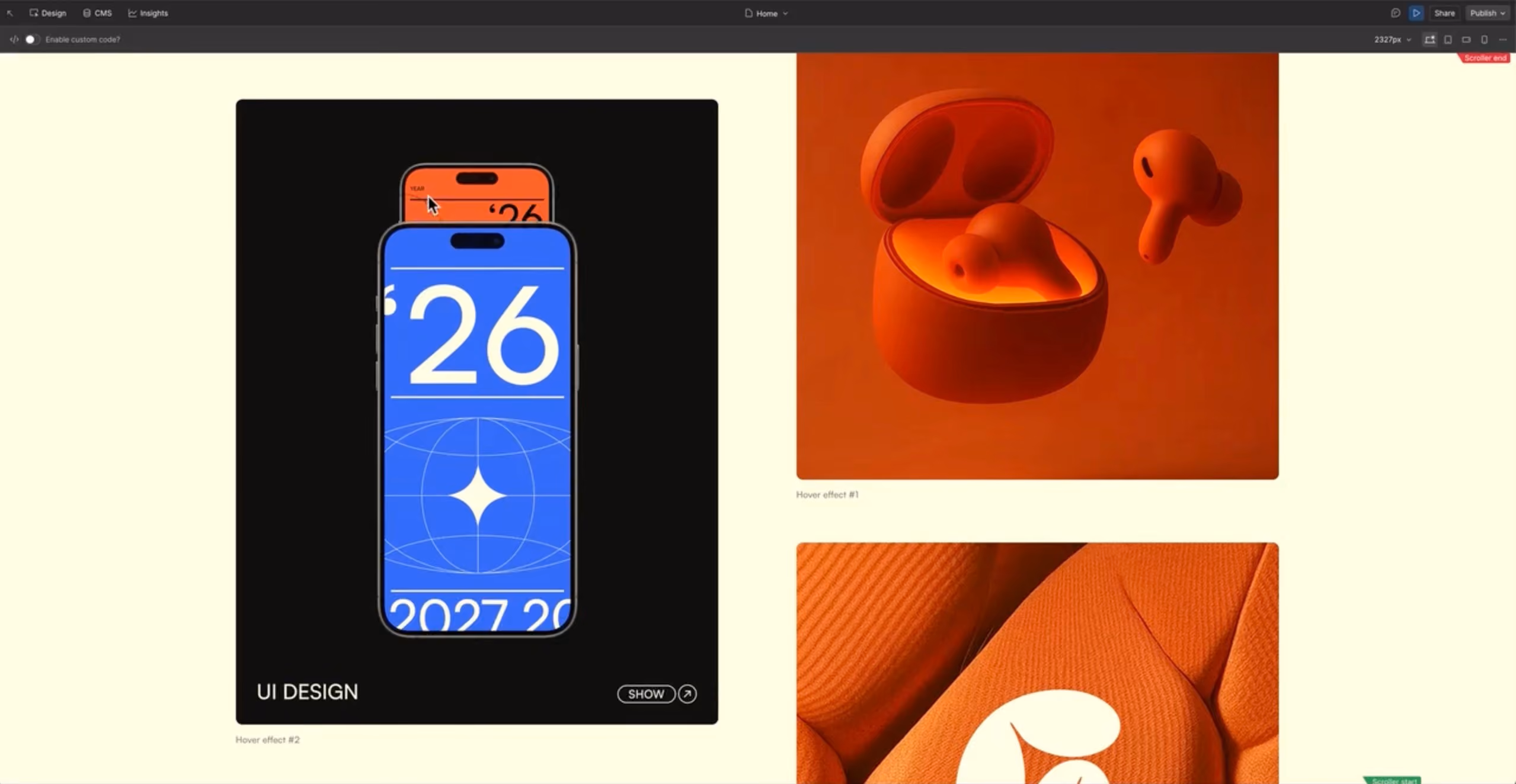 Vorderansicht zweier Smartphones mit UI-Design neben orangenen kabellosen Ohrhörern in geöffnetem Case.