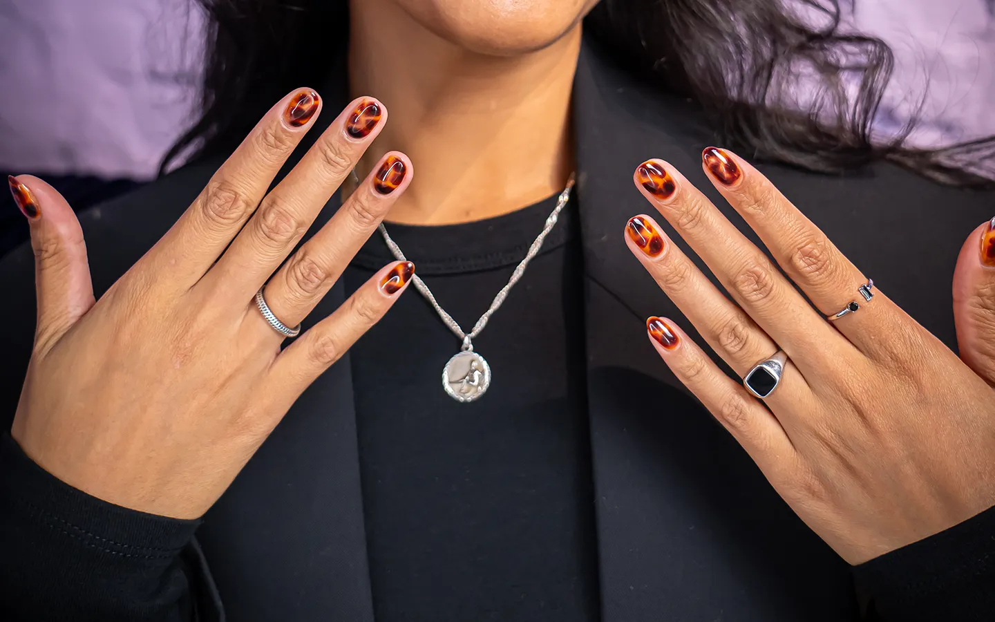Close-up van tortoiseshell nageldesign op ronde gelnagels, uitgevoerd bij nagelstudio Lakwerk