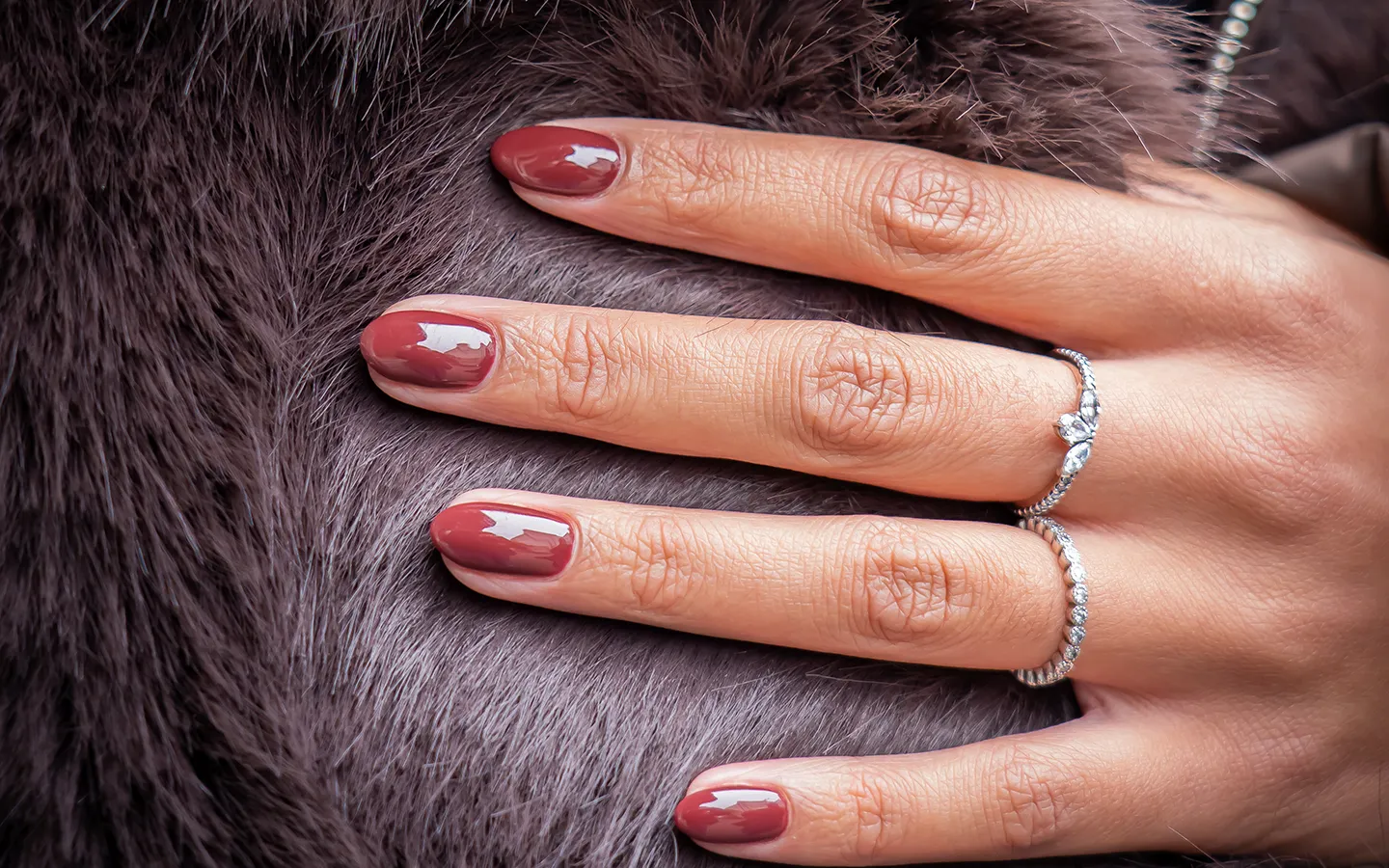 Close-up van glanzende bordeauxrode gelnagels uitgevoerd bij nagelstudio Lakwerk