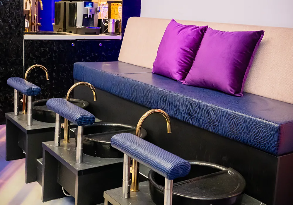 Pedicure bank met gouden kranen en paarse kussens bij nagelstudio Lakwerk Amsterdam