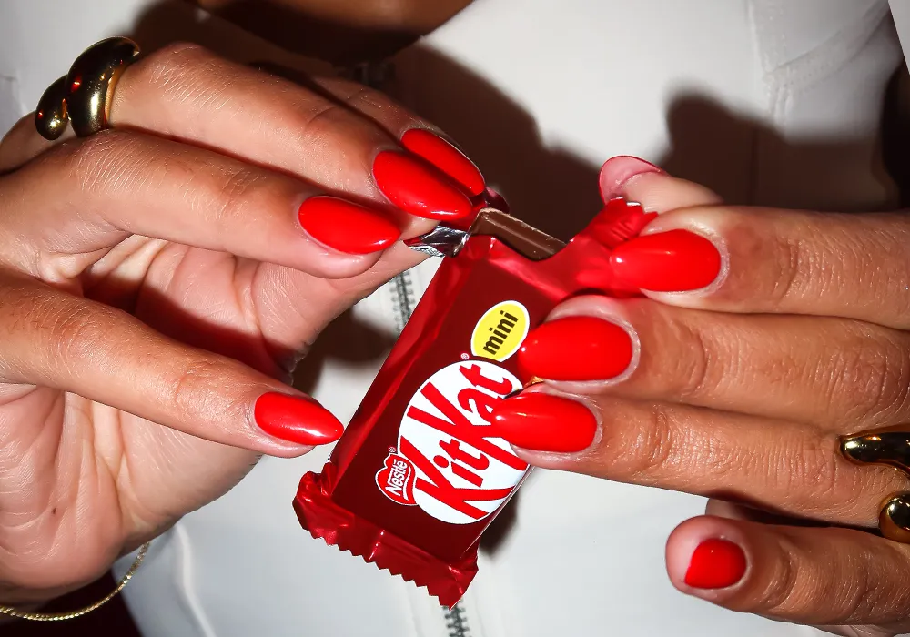 Lifestyle shot van rode gelnagels bij nagelstudio Lakwerk Amsterdam