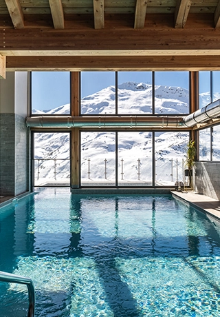 Indoor outdoor pool | Hotel Ours Blanc Les Menuires
