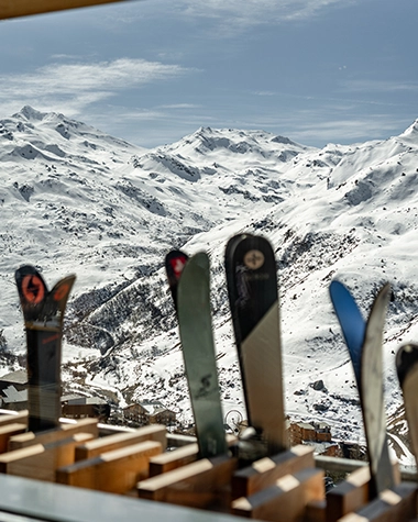 skis sur la terrasse de l'ours blanc