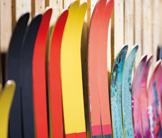 Atelier du skishop pour la préparation du matériel