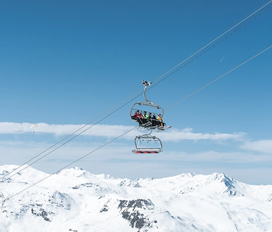 Télésiège avec une montagne enneigée en fond