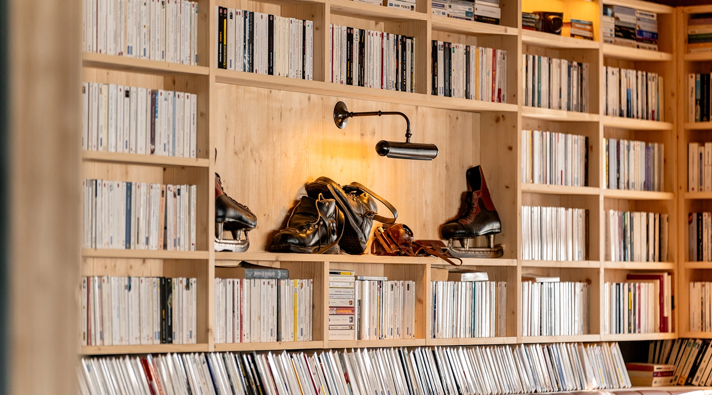 Library at the Ours Blanc Hotel & Spa Aux Menuires