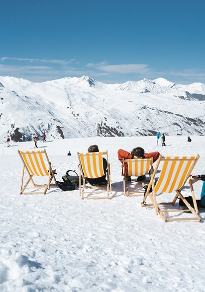 Deckchair with men on the Menuires ski slopes