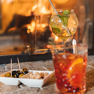 Cocktails devant une cheminée