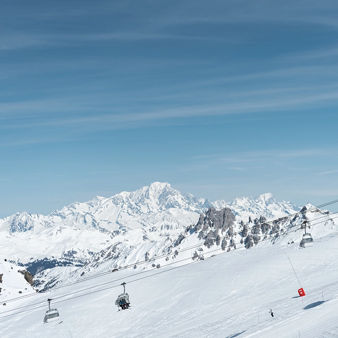 Télésiège dans la station des Menuires