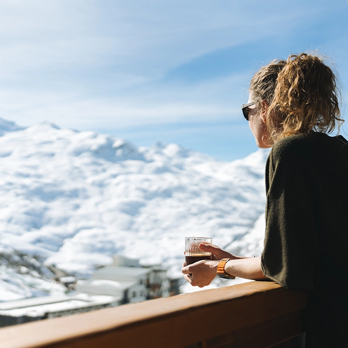 Femme sur le balcon de l'hôtel Ours Blanc