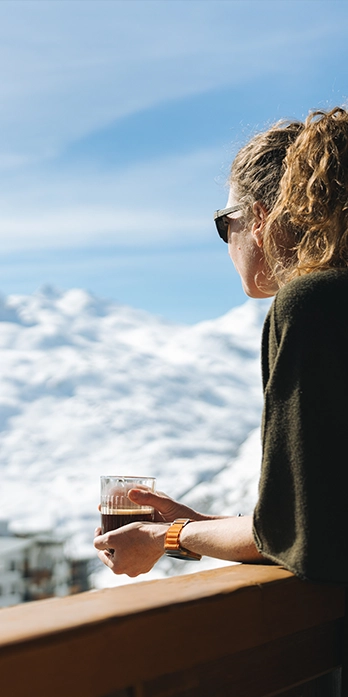 Femme sur le balcon de l'hôtel Ours Blanc
