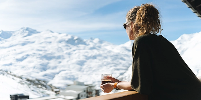 Femme sur le balcon de l'hôtel Ours Blanc