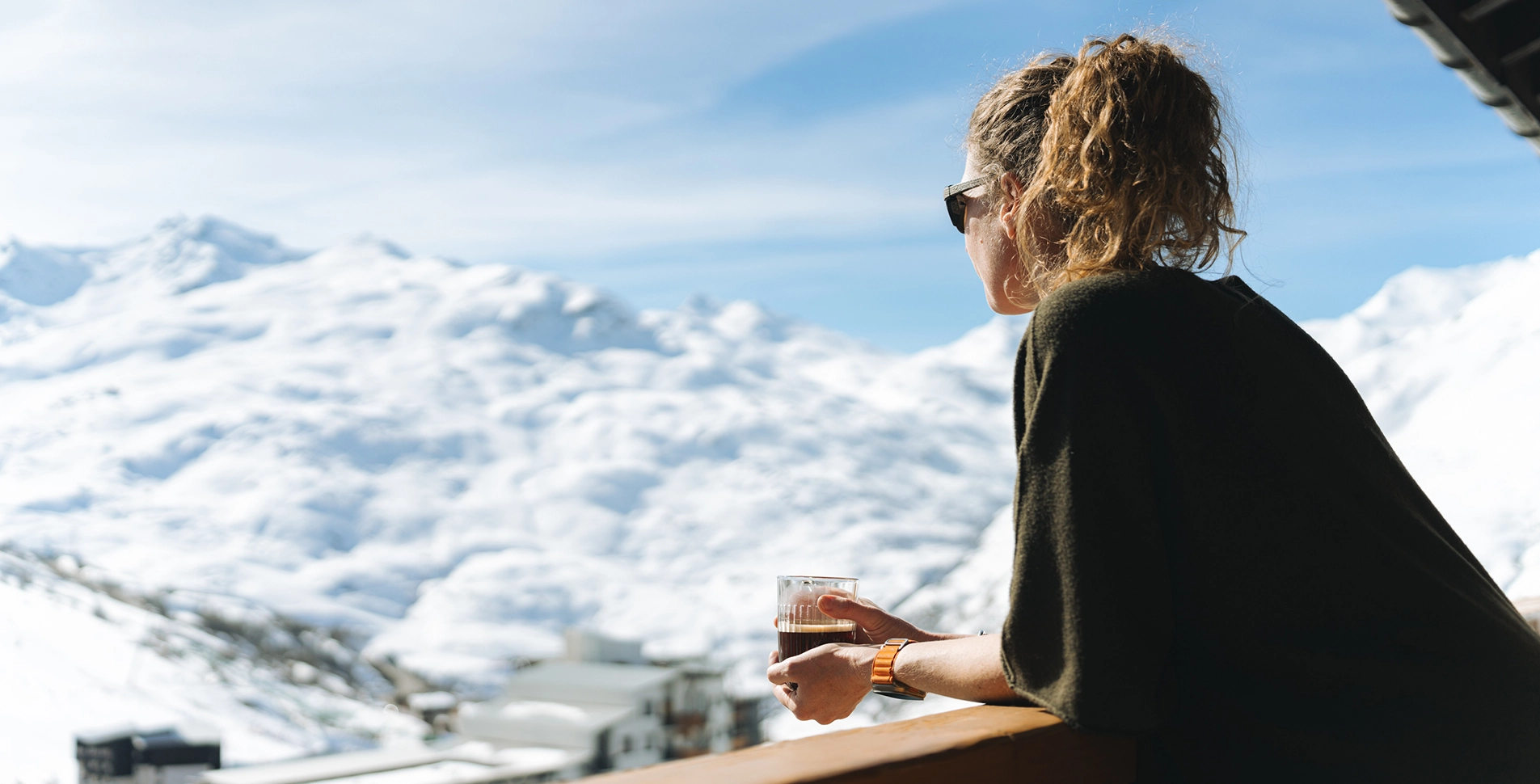 Woman on the balcony of the Ours Blanc hotel