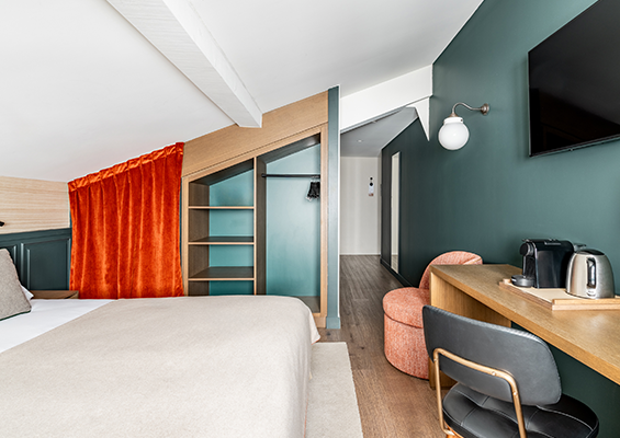 Attic room at the White Bear overview