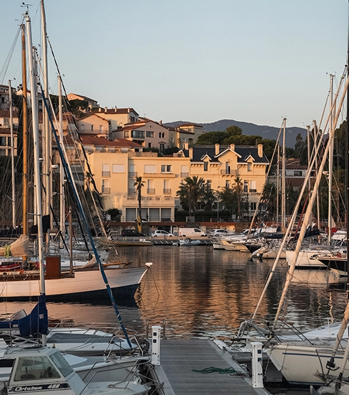 Fachada Villa Camille en el puerto