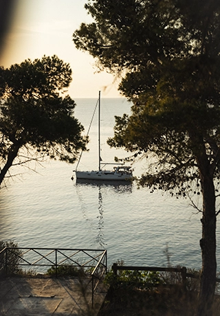 bateau sur la mer méditerranée au levé de soleil