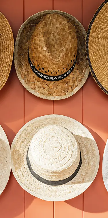 Mur avec des chapeaux hotel villa camille hotel & spa