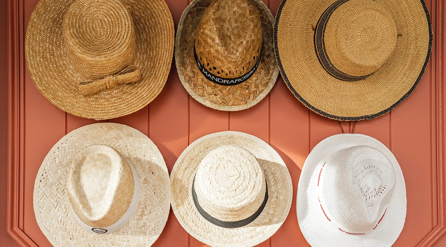 Mur avec des chapeaux hotel villa camille hotel & spa