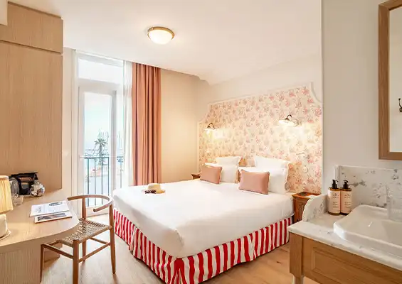 Chambre classique lit villa camille banyuls sur mer