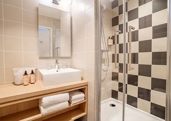 Chambre supérieure villa camille banyuls sur mer salle de douche