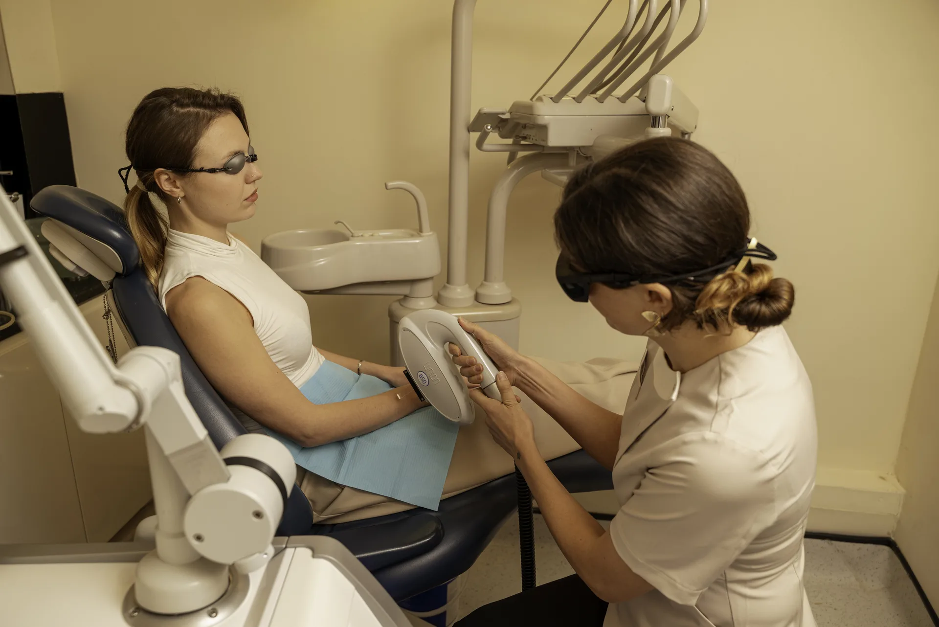 Therapist carrying out a laser facial treatment on a patient in protective eyewear — Q-Switch vs picosecond laser